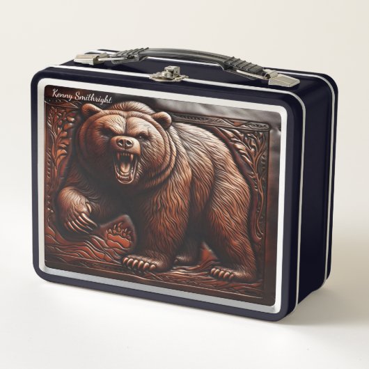 Savage Elegance: Lederen grizzly in reliëf (Voorkant)