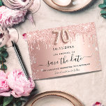 Save The Date 70e anniversaire rose parties scintillant enregist<br><div class="desc">Une femme Enregistrer la carte Date pour une fête de 70e anniversaire. arrière - plan rose à dégradé d'or décoré avec de l'or rose et des gouttes de parties scintillant faux argent. Personnalisez et ajoutez une date et un nom/texte. Le texte : Save the Date est écrit avec un grand...</div>