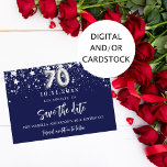 Save The Date 70e fête d'anniversaire bleu argent enregistrer la<br><div class="desc">Une élégante carte Save the Date pour une fête de 70e anniversaire. Un bleu marine décoré d'étoiles. Personnalisez et ajoutez une date et un nom/âge. Le texte : Save the Date est écrit avec un grand script de style à la main tendance.</div>