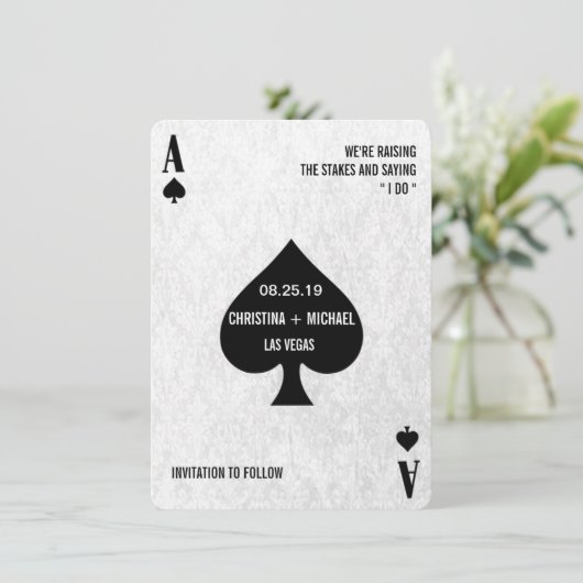 Save The Date Ace of Spades Modern Chic Photo Enregistrer la dat (Debout devant)