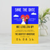 Save The Date Adorablement Nerdy 8-Bit Bride & Groom Enregistrer (Debout devant)