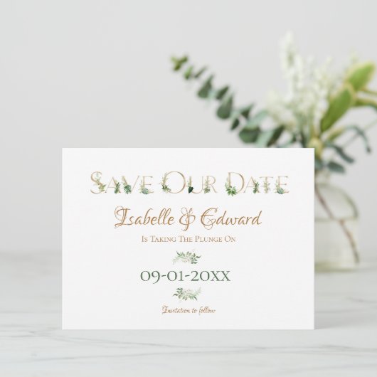Save The Date Alphabet Feuille Tropical Green & Gold Monstera (Debout devant)