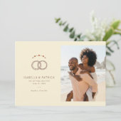Save The Date Anneaux de mariage beige joyeux (Debout devant)