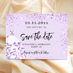 Save The Date Anniversaire violet robe fête enregistrer la date<br><div class="desc">Une carte Save the Date pour une fête d'anniversaire Sweet 16, 16e (ou tout âge). Un arrière - plan violet, couleur lavande, décoré de parties scintillant violette, brille. Personnalisez et ajoutez une date et un nom/âge. Le texte : Save the Date est écrit avec un grand script de style à...</div>