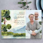 Save The Date Aquarelle À feuillage persistant du lac Photo Enre<br><div class="desc">Lake À feuillage persistant Watercolor mariage enregistrer la date avec votre photo personnalisée et paysage pittoresque idyllique. Paysage champêtre aquarelle avec arbres à feuillage persistant et verdure, montagnes bleues et un lac calme sous un ciel bleu clair. Le design est dans les tons bleu poussiéreux, vert et périwinkle et est...</div>