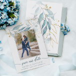 Save The Date Aquarelle Bleu Dusty Floral Élégant Mariage photo<br><div class="desc">Vous souhaitez ajouter toutes sortes de romances à votre jour de mariage ? Que vous planifiez un mariage d'extérieur d'inspiration jardin ou que vous aimiez simplement ajouter une touche botanique à votre mariage, les détails floraux ajoutent une touche d'élégance à la papeterie de votre événement. Une verdure bleu aquarelle douce...</div>