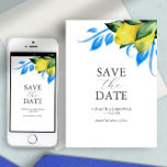 Save The Date Aquarelle moderne Lemon Méditerranée<br><div class="desc">Annoncez votre fiançailles avec ce moderne enregistrer la carte de date. Il est composé d'un mélange de typographie classique et de script avec une arête de mes citrons jaunes à l'aquarelle d'origine avec des ornements bleus sur un arrière - plan blanc immaculé. Utilisez les champs modèle pour personnaliser avec votre...</div>