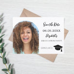 Save The Date Arc photo moderne simple Partie de graduation<br><div class="desc">Une photo Enregistrer la carte de date pour une fête de remise de diplômes. Sur le devant : Ajoutez votre propre photo verticale du diplômé. Cadre d'arc photo. Un arrière - plan blanc chic, du texte noir. Modèles pour un nom et une date. Le nom et le texte : Save...</div>