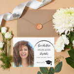 Save The Date Arc photo moderne simple Partie de graduation<br><div class="desc">Une photo Enregistrer la carte de date pour une fête de remise de diplômes. Sur le devant : Ajoutez votre propre photo verticale du diplômé. Cadre d'arc photo. Un arrière - plan blanc chic, du texte noir. Modèles pour un nom et une date. Le nom et le texte : Save...</div>