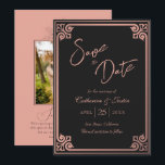 Save The Date Art déco moderne rose noir Peacock Mariage photo<br><div class="desc">L'Art déco moderne rose Peacock Photo Wedding Save The Date allie élégance Art déco et modernité, avec un motif paon en noir. Ce design comprend des photos personnalisées, de la typographie classique et de la calligraphie moderne, créant une esthétique luxueuse et romantique. Le paon symbolise la beauté et la grâce,...</div>
