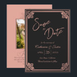 Save The Date Art déco moderne rose noir Peacock Mariage photo<br><div class="desc">L'Art déco moderne rose Peacock Photo Wedding Save The Date allie élégance Art déco et modernité, avec un motif paon en noir. Ce design comprend des photos personnalisées, de la typographie classique et de la calligraphie moderne, créant une esthétique luxueuse et romantique. Le paon symbolise la beauté et la grâce,...</div>