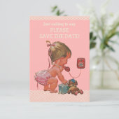 Save The Date Baby Girl On Phone Baby shower Enregistrer La Date (Debout devant)