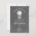 Save The Date Baby's Breath & Mason Jar Chalkboard Enregistrer l<br><div class="desc">Un mariage élégant et rustique sauvez l'invitation de la date avec l'illustration d'un bocal de maçon de l'haleine de bébé sur un arrière - plan inspiré par un tableau noir.</div>