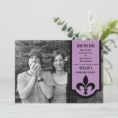 Save The Date Bannière Violet Fleur De Lis Enregistrer l'Invitat (Debout devant)