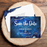 Save The Date Bar Mitzvah Moderne Blue Agate Aquarelle Script<br><div class="desc">Assurez-vous que tous vos amis et parents pourront célébrer le jalon de votre fils Bar Mitzvah! Envoyez cette carte de faire-part cool, unique, moderne et personnalisée "Save the Date". La typographie en écriture blanche et l'étoile de David superposent un arrière - plan d'aquarelle de galaxie bleue profonde avec agate bleu...</div>