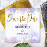 Save The Date Bat mitzvah Purple Aquarelle Gold Script Carré<br><div class="desc">Assurez-vous que tous vos amis et parents pourront célébrer le Bat mitzvah de votre fille! Envoyez ce faux papier et points de parties scintillant en or brillant, moderne et étonnant, et un script de typographie contre un arrière - plan d'aquarelle mauve, personnalisé "Save the Date" carte faire-part. Personnalisez le texte...</div>