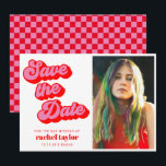 Save The Date Bat mitzvah Retro Pink Red Checkerboard Photo<br><div class="desc">Retro Mod Super Bold Pink Red Checkerboard Bat mitzvah Enregistrer la date avec photo - disponible en téléchargement numérique ou imprimé.</div>