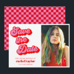 Save The Date Bat mitzvah Retro Pink Red Checkerboard Photo<br><div class="desc">Retro Mod Super Bold Pink Red Checkerboard Bat mitzvah Enregistrer la date avec photo - disponible en téléchargement numérique ou imprimé.</div>