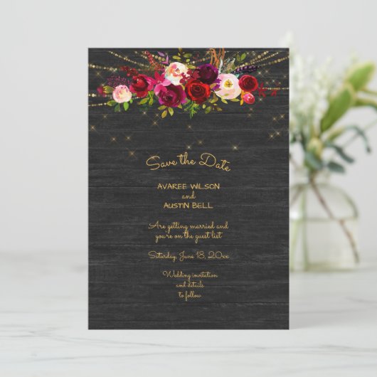 Save The Date Black Barboard String Lights Roses bordeaux (Debout devant)