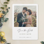 Save The Date Black Green Minimalist Photo moderne Enregistrer l<br><div class="desc">Ce mariage photo simple et moderne, sauf la carte à plat date, a un design épuré et frais minimaliste. L'avant présente un texte moderne et animé Save the Date en noir sous votre photo, vos prénoms dans une élégante teinte moyenne foncée de vert et date et emplacement mariage en dessous...</div>