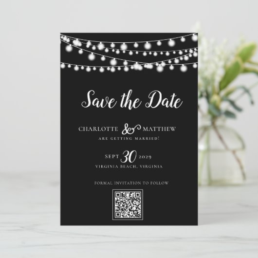 Save The Date Black White String Lights Script moderne Enregistr (Debout devant)