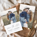 Save The Date Blanc Lettré à la main Enregistrer la photo Date<br><div class="desc">Photo moderne et élégante Enregistrer la Carte Mariage Date. La carte d'invitation à la date comprend la typographie blanche et le design chic et simple sur un arrière - plan blanc que vous pouvez ajouter votre photo fiançailles customisée à.</div>