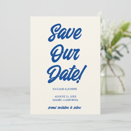Save The Date Bleu Rétro Bright Funky Bold Moderne Mariage uniqu (Debout devant)
