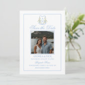 Save The Date Blue Hydrangea Crest Monogram QR Code (Debout devant)