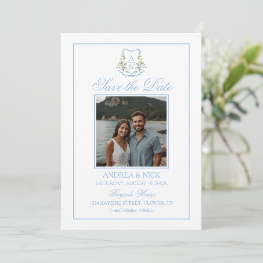Save The Date Blue Hydrangea Crest Monogram QR Code (Debout devant)