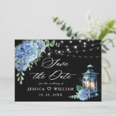 Save The Date Blue Hydrangea Lantern Arrière - plan noir Mariage (Debout devant)