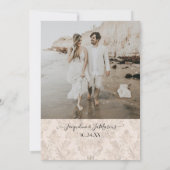 Save The Date Blush Gold Scroll Damask photo engagée (Dos)