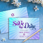 Save The Date Boho bat mitzvah Retro bleu violet ombre dégradé<br><div class="desc">Assurez-vous que tous vos amis et parents pourront célébrer le Bat mitzvah de votre fille! Envoyez cette carte de faire-part amusante, boho retro, personnalisée "Save the Date". Une typographie violette et bleu marine amusante, tendance et audacieuse, avec une typographie sans serif moderne, recouvre un arrière - plan de rayons bleu...</div>