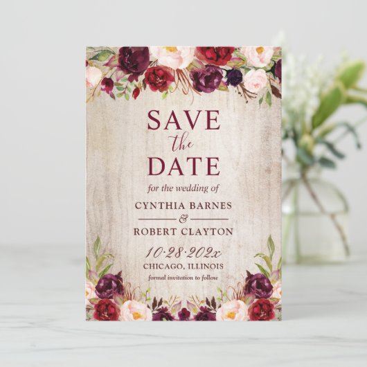 Save The Date Bois rustique Bourgogne Rouge Floral Mariage (Debout devant)