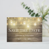 Save The Date Bois rustique et lumières Mason Jar Enregistrer la (Debout devant)