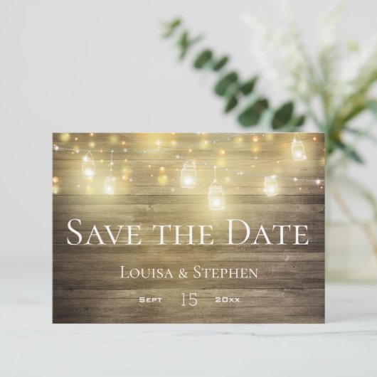 Save The Date Bois rustique et lumières Mason Jar Enregistrer la (Debout devant)