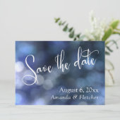 Save The Date Bokeh Bleu, Calligraphie Moderne pour Annonce de D (Debout devant)