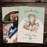 Save The Date Bottes Rustiques Occidentales Boots Photo Florale<br><div class="desc">Photo Save the Date avec des bottes de cowgirl florales bohème, des fleurs roses et de campagne. Le design se compose de lettrage vintage et classique, dans une élégante forme d'arc moderne, sur une couleur de base de vert sage et de beige neutre. Parfait pour les thèmes boho floral, western,...</div>