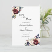 Save The Date Bourgogne Navy Crème Floral Élégant Moderne Code Q (Debout devant)