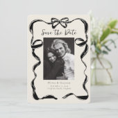 Save The Date Bow photo Whimsical Black Ivory Enregistrer la dat (Debout devant)