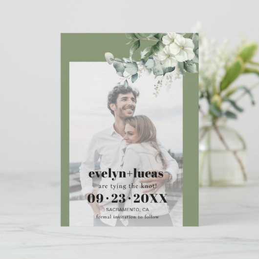 Save The Date Branche Eucalyptus et fleurs blanches photo mariag (Debout devant)