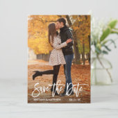 Save The Date Brosse moderne Script Couple Photo (Debout devant)
