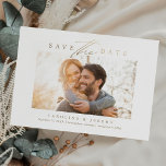Save The Date Budget Gold Moderne Calligraphie Script Photo<br><div class="desc">Cette date de sauvegarde moderne comporte un script de style calligraphie magnifique et un design moderne et minimal en fausse feuille d'or.</div>
