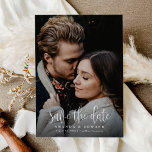Save The Date Budget Moderne Calligraphie Script Deux Photo Code<br><div class="desc">Budget Moderne Calligraphie Script Two Photo QR Code Save the Date présente une calligraphie audacieuse et moderne sur une photo à fond saigné. Une photo supplémentaire au verso,  accompagnée d'un code QR pour votre site mariage.</div>