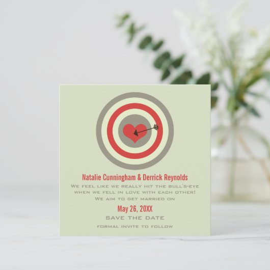 Save The Date Bull's-Eye Enregistrer la date Invitation, gris et (Debout devant)