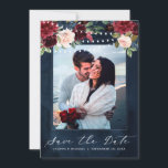 Save The Date Burgundy Rouge Navy Floral Rustique Bohème Photo<br><div class="desc">Carte de faire-part Watercolor Burgundy Rouge Navy Floral Rustique Bohème. Parfaite pour un mariage d'automne. Le design présente un magnifique bouquet de fleurs / roses burgundy / Marsala, pêche, navy avec des feuilles assorties et des guirlandes lumineuses. Vous trouverez plus de modèles et de variations dans ma boutique "blissweddingpaperie". N'hésitez...</div>