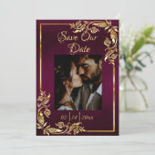 Save The Date Cadre coeur, photo et or sur violet foncé (Debout devant)