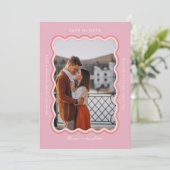 Save The Date Cadre photo ondulé de style minimal rétro chic ros (Debout devant)