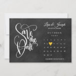 Save The Date Calendrier Chalkboard Gold Love Heart<br><div class="desc">Ce tableau noir élégant enregistrer la carte de date dispose d'un calendrier et joli coeur d'amour en or soulignant votre date spéciale. L'inverse est constitué de confettis au coeur doré sur un arrière - plan de tableau de bord assorti. Conçu par Thisisnotme©</div>