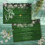 Save The Date Calendrier Gold Heart Rustic Emerald Mariage<br><div class="desc">Cette jolie carte de sauvegarde du jour comporte des lampes à cordes et un calendrier et un joli coeur d'amour doré mettant en valeur votre date spéciale sur un arrière - plan rustique de panneaux de bois vert émeraude. Le verso contient des informations supplémentaires sur la date, y compris l'adresse...</div>