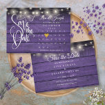 Save The Date Calendrier Gold Heart Rustic Purple Mariage bois<br><div class="desc">Cette jolie carte de dattes comporte des lumières à cordes et un calendrier et un joli coeur d'amour en or mettant en évidence votre date spéciale sur un arrière - plan rustique de panneaux de bois violet. Le verso contient des informations supplémentaires sur la date, y compris l'adresse de votre...</div>